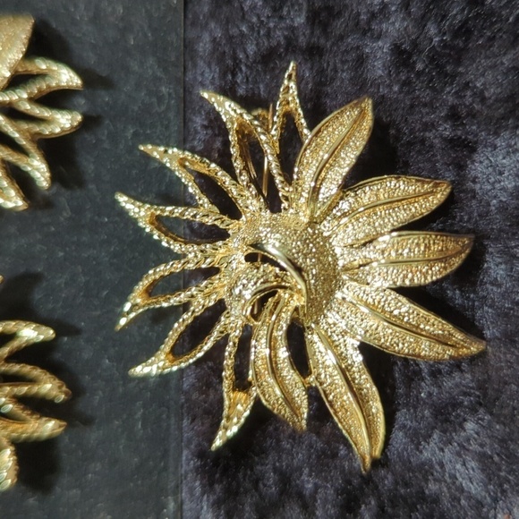 Sarah Coventry 1969 Demi-Flower Vtg. Gold Tone Flower Brooch & Clip-On Earrings - Picture 2 of 9